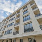 Yeni inşa edilmiş bir binada geniş apartman dairesi