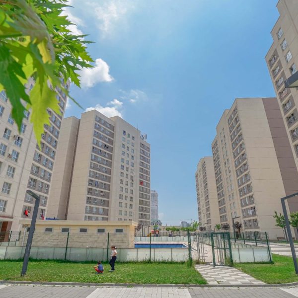 شقة سكنية عائلية بإطلالة خارجية وسعر مناسب