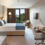 غرفة ديلوكس - إطلالة جزئية على البحر بمساحة 30 م²(فندق كامل الخدمات)