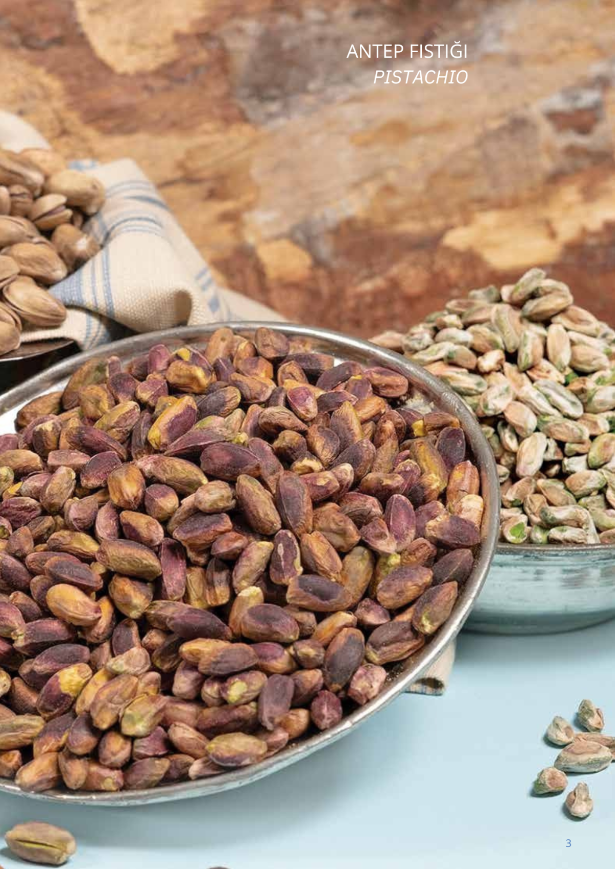 الفستق الحلبي – طعم فاخر وفوائد مذهلة! 🌿✨ يُعتبر الفستق الحلبي من المكسرات الفاخرة التي تتميز بمذاقها الغني وقيمتها الغذائية العالية، حيث يدخل في العديد من الاستخدامات الغذائية والصناعية. يُستخدم في تحضير الحلويات الشرقية مثل البقلاوة والمعمول والآيس كريم، كما يُضاف إلى الشوكولاتة والمخبوزات ليمنحها نكهة لا تُقاوم. بالإضافة إلى ذلك، يُستهلك كوجبة خفيفة محمصة أو نيئة، ويدخل في صناعة الزيوت الطبيعية ومستحضرات التجميل لما يحتويه من مضادات أكسدة تعزز صحة البشرة. أما فوائده، فهو غني بالبروتينات والدهون