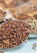 الفستق الحلبي – طعم فاخر وفوائد مذهلة! 🌿✨ يُعتبر الفستق الحلبي من المكسرات الفاخرة التي تتميز بمذاقها الغني وقيمتها الغذائية العالية، حيث يدخل في العديد من الاستخدامات الغذائية والصناعية. يُستخدم في تحضير الحلويات الشرقية مثل البقلاوة والمعمول والآيس كريم، كما يُضاف إلى الشوكولاتة والمخبوزات ليمنحها نكهة لا تُقاوم. بالإضافة إلى ذلك، يُستهلك كوجبة خفيفة محمصة أو نيئة، ويدخل في صناعة الزيوت الطبيعية ومستحضرات التجميل لما يحتويه من مضادات أكسدة تعزز صحة البشرة. أما فوائده، فهو غني بالبروتينات والدهون